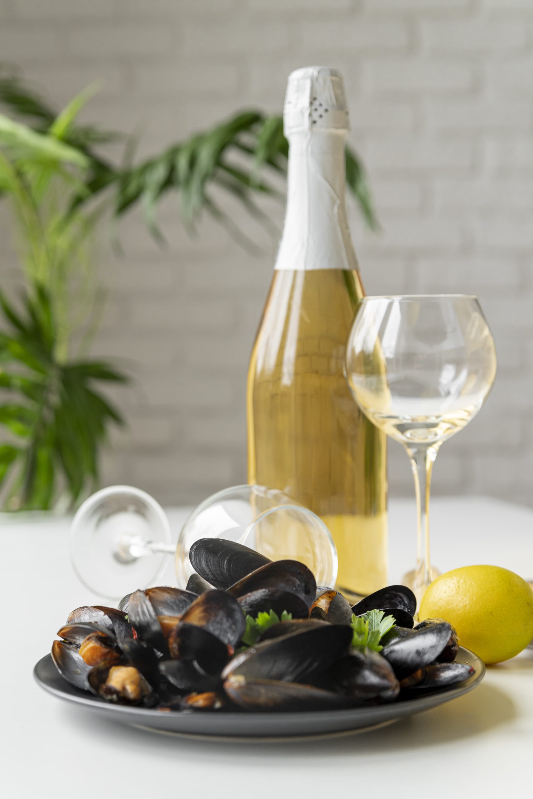 Foto Mejillones y Botella de Champan para Restaurante La Ballena Azul en Motril (Granada)
